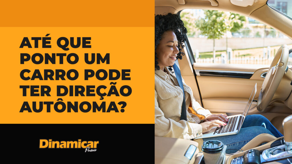 Mulher mexendo no laptop sentada no banco do motorista de um carro e o seguinte texto: Até que ponto um carro pode ter direção autônoma